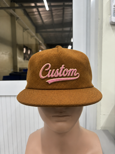 Gorra Snapback Personalizada con Logotipo Bordado en Chenille, Unisex, 6 Paneles, Logotipo Rosa, Estilo Casual, Gorras Snapback Marrones en Vietnam - Product Image 1