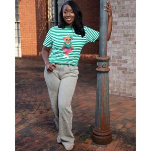 Camiseta gráfica a rayas verdes y blancas AKA para mujer, camiseta con estampado de oso, algodón de primera calidad, informal, elegante, para uso diario - Product Image 6