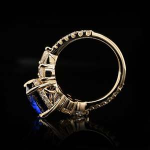 Bague pour femme en argent 925 avec saphir bleu taille ovale et accents de moissanite, style classique de fiançailles, sertissage à griffes - Product Image 5