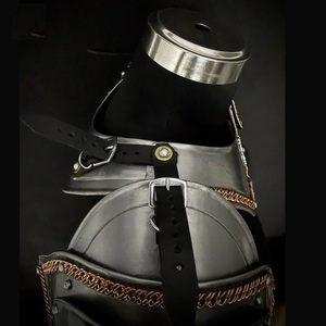 Pechera de acero niquelado negro con diseño antiguo y forma irregular para exhibición de arte coleccionable - Product Image 5