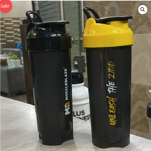 Bouteille shaker fitness contemporaine de 700 ml avec système de mélange intégré pour les poudres nutritionnelles, les boissons protéinées et l'entraînement actif - Product Image 3