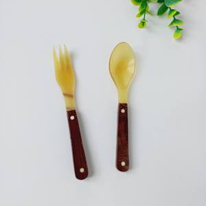 Cuchara y tenedor de cuerno de búfalo natural más vendidos, comúnmente utilizados para comer caviar, servir ensaladas y degustar platos finos. - Product Image 1