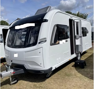 Remolque de doble eje para viajes y camping que ofrece un equilibrio mejorado, soporte para cargas pesadas, interior espacioso y movimiento suave. - Product Image 1