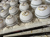 Ballons de cricket en cuir blancs durables en gros, 156 g, pour clubs et ligues, personnalisables avec logo, pour les meilleurs joueurs, directement de l'usine