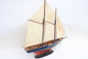 Modèle de voilier en bois peint à la main Bluenose II - Yacht canadien - Cadeau d'affaires et décoration intérieure haut de gamme Feng Shui - Product Image 2