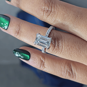 Bague de fiançailles élégante en or blanc avec diamant de laboratoire taille émeraude 3 carats et demi-bague éternité à double griffe - Product Image 5