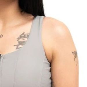 Débardeur court gris zippé pour femme, soutien-gorge de sport athlétique sans manches, idéal pour l'entraînement, le yoga, le fitness, les activités sportives et les loisirs - Product Image 3