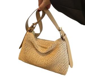 Diffusez une élégance moderne avec ce sac chic en fil naturel, doté d'un design tissé structuré et d'une bandoulière en cuir réglable. - Product Image 4