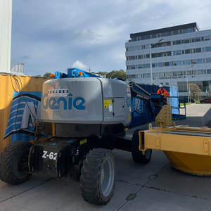 Plataforma elevadora aérea avanzada tipo cherry picker con sistema de orugas que ofrece elevación estable de 10m hasta 20m - Product Image 1