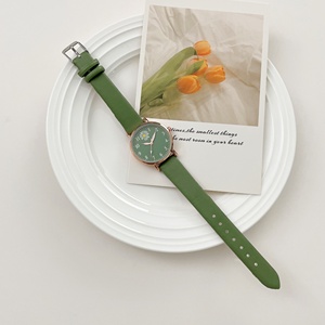 Reloj de Cuarzo Redondo para Mujer 9856 con Bonito Dije de Margarita y 1 Pulsera, el Mejor Regalo para Ella - Product Image 4