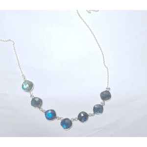 Collier à pendentif fin en argent sterling 925 avec Labradorite naturelle élégante chaîne Figaro élégante pour les fêtes de mariage de fiançailles - Product Image 1