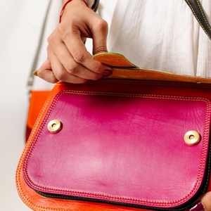 กระเป๋าสะพายข้างหนังนิ่มแท้วินเทจของผู้หญิงกระเป๋าถือลายนูนเลเซอร์เดียวสำหรับฤดูหนาว - Product Image 4