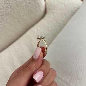 Bague de fiançailles unique avec diamant de laboratoire en forme de cœur de 2 carats, sertie dans un serti clos, or jaune 14 carats massif, certifiée IGI - Product Image 5