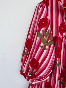 Robe longue en coton rouge à rayures florales pour femme, manches bouffantes, col à revers, silhouette trapèze, à volants, vente en gros de boutique du Rajasthan - Product Image 3