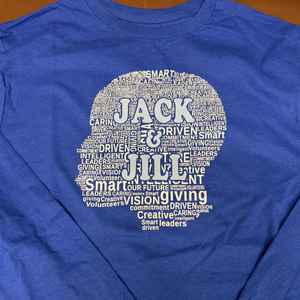 Camiseta azul de manga larga Jack and Jill con gráfico de collage de palabras y rostros de niños, cómoda y elegante, informal, para jóvenes y adolescentes - Product Image 3