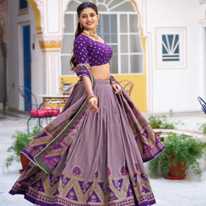 Lehenga, Blouse et Dupatta de créateur, très exportées, pour tenues de mariée et de soirée, en tissu jacquard glamour avec doublure Zari et imprimé - Product Image 1