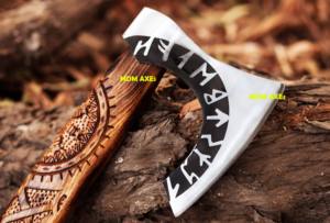 Tomahawk Vikingo Hecho a Mano con Acero de Alto Carbono, Mango de Acero de Grado Industrial, 1.5 kg, Funda de Cuero, Hoja de Corte de 3 5/8 Pulgadas - Product Image 3