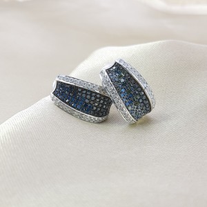 Pendientes de Aro Huggie con Diamantes Azules Naturales de Corte Redondo de 1.90 Cttw, con Color Mejorado, en Plata de Ley 925 - Product Image 2