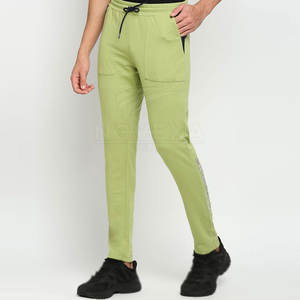 Presentamos los nuevos pantalones para hombre con tela ligera para una frescura y comodidad durante todo el día. - Product Image 2