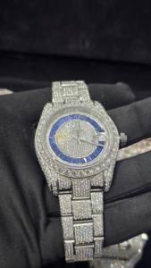 Montre de luxe à quartz analogique sertie de diamants Moissanite, en acier inoxydable bicolore, cadran bleu, lunette GMT, diamants carrés et baguette - Product Image 4