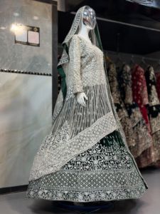 Ensemble Lehenga Choli en velours brodé pour femme, avec dupatta perlé et à sequins, tenue de mariage traditionnelle longue pour l'Inde et le Pakistan - Product Image 4