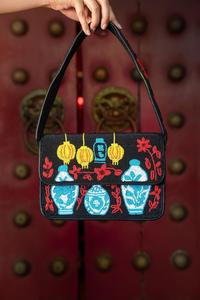 Pochette de luxe artisanale en verre perlé style Chinoiserie pour femme, moderne, durable, légère, avec bouton, bleu et blanc, sac à rabat de créateur, OEM - Product Image 3