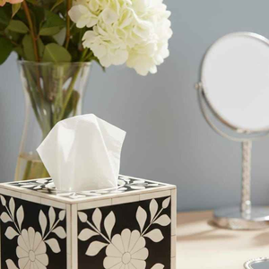 Caja para pañuelos hecha a mano con incrustaciones de hueso de camello en blanco y negro – Soporte cuadrado geométrico floral - Product Image 1