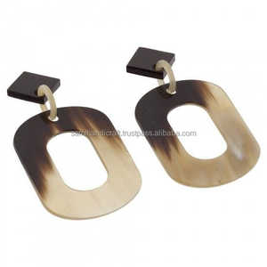 Artisanat naturel forme ronde corne de buffle boucles d'oreilles bijoux de mode avec aspect acier-vente en gros en gros - Product Image 1