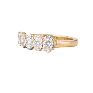 Bague demi-éternité en or massif 10K 14K 18K avec diamant de laboratoire ovale de couleur DEF, clarté VS VVS, certifié IGI - Product Image 2