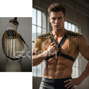 Arnés de hombro de piel sintética negra con púas y herrajes antiguos con cadenas multicolor. - Product Image 2