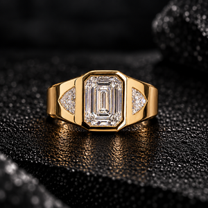Bague classique unisexe en or massif 14 carats pour femme, sertie de diamants de laboratoire taille émeraude 2,00 carats certifiés IGI, avec pierres latérales taille trilune serties clos - Product Image 1