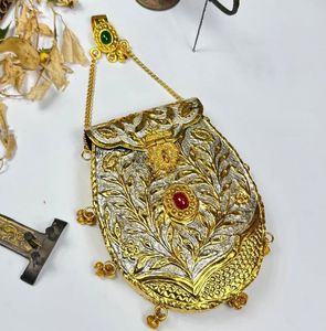 Pochette à rabat en métal faite à la main avec motif floral, pierre verte, gemme rouge, chaîne, élégante, pour soirée, porte-téléphone portable - Product Image 3