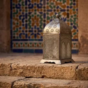 Lanterne artisanale de style marocain en fer et verre, avec découpes florales et panneaux cintrés, pour la décoration intérieure - Product Image 2
