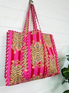 กระเป๋าโท้ทผ้าฝ้ายลายเสือพิมพ์ลายทางสีชมพูแดงขนาดใหญ่สำหรับขายส่ง - Product Image 2
