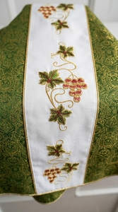 Chasuble vert pour clergé avec bordure dorée et motif de vigne brodé – Vêtement liturgique formel pour prêtres - Product Image 3