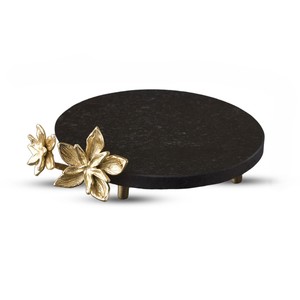 Base redonda para pastel con diseño floral en dorado y negro para bodas y eventos. - Product Image 4