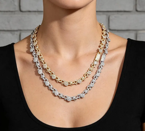 Collier ras du cou en laiton avec pendentif fleur en zircon, idéal pour mariage et usage quotidien - Product Image 1