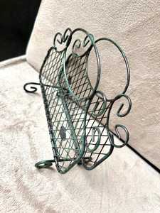 Porta Servilletas de Alambre Vintage – Cesta Ornamental con Patrón de Filigrana y Pátina Verde - Product Image 2