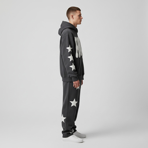 Ensemble de survêtement deux pièces pour homme, couleur unie, avec logo personnalisé, comprenant un pantalon de jogging basique évasé et un sweat à capuche court, style streetwear - Product Image 4