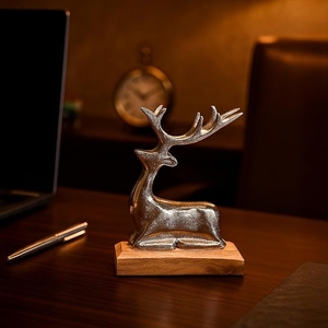 Sculpture décorative de cerf finition argentée sur socle en bois - Élégante figurine de cerf assis pour la décoration de Noël et de la maison - Product Image 2
