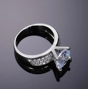 Bague de fiançailles en moissanite taille brillant ronde, en argent 925 plaqué rhodium, sertie à griffes, style classique pour femme - Product Image 4