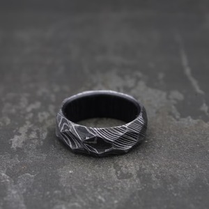 NEW FRIENDS INDUSTRY Anillo de compromiso de acero de Damasco martillado a mano con incrustaciones de madera, forma abovedada estética, duradero, tercera parte - Product Image 2