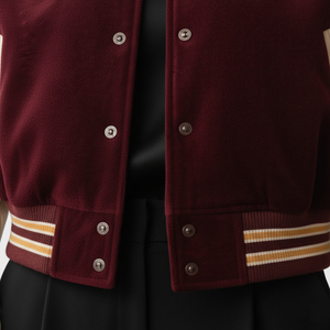 Chaqueta Varsity Color Granate Beige con Parche Bordado en V, Estilo Preppy, Unisex, para Otoño - Product Image 3
