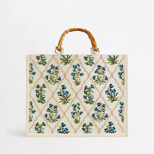 Sac fourre-tout bohème fait main avec perles, motif floral brodé, poignée simple en bambou, fermeture ouverte, grande capacité, doublure en satin pour l'été - Product Image 1