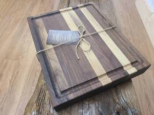 Planche à découper en bois d'acacia, fabriquée à la main par un artisan professionnel. - Product Image 5