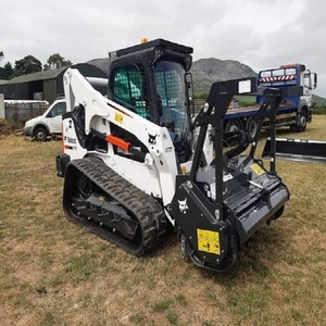 Cargadora compacta sobre orugas Bobcat equipada con trituradora forestal, una potente máquina diseñada para la limpieza de terrenos. - Product Image 2