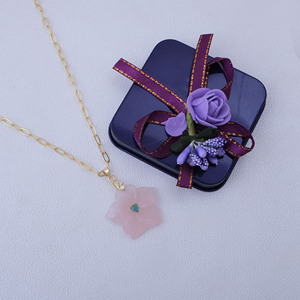 Collar con Colgante de Flor de Cuarzo Rosa, Chapado en Oro, con Gema Rosa y Cuarzo Verde Tallado a Mano, Regalo Hecho a Mano - Product Image 4