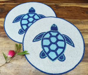 Salvamantel Redondo Azul con Cuentas de Tortuga, Hecho a Mano con Cuentas de Semillas, Decoración de Mesa de Comedor con Temática Marina y Costera, Decoración para el Hogar - Product Image 1