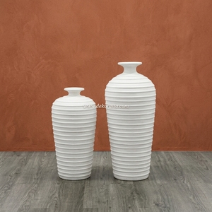 Vase de sol Pilin S blanc uni en terre cuite rustique côtelée, pot haut en argile artisanale, urne décorative en grès, vente en gros - Product Image 4