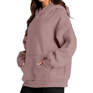 เสื้อฮู้ดผู้หญิงสีชมพูสำหรับฤดูหนาว ผ้าฝ้ายฟลีซตัวใหญ่ พิมพ์ลายโลโก้ด้านหน้า แบบเปิดไหล่ กันลม สวมใส่สบายๆ - Product Image 2